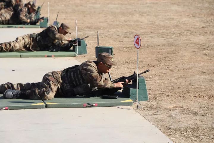 新兵连的射击训练是相对轻松了,至少可以趴着,但也得认真对待,不然