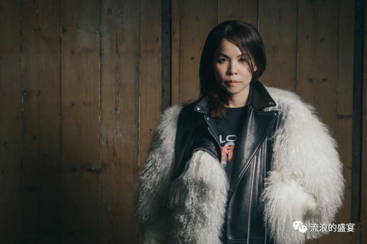 刚刚到米兰的domus academy攻读时装,在那里他结识了终身密友及以后的