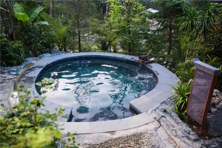电话: 0858-6902666 公交专线: 从六盘水火车站坐大河堡专线旅游车,坐