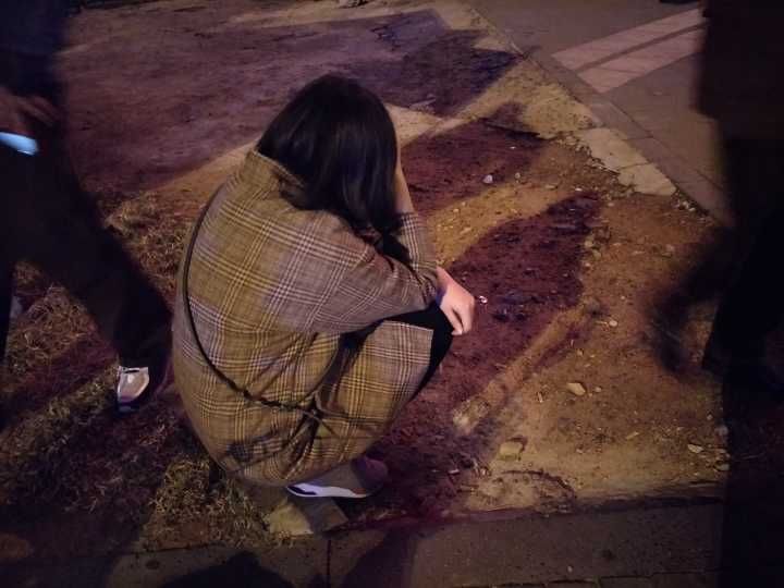 图中蹲在地上的为车上唯一一名女乘客,正在路边哭泣.