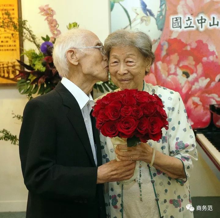 90岁余光中走了和妻子结婚61年衣品气质堪称学者典范