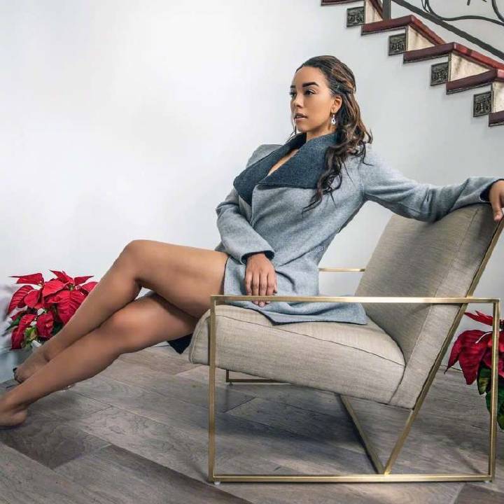 霍纳塞克女儿和男友穿圣诞情侣毛衣