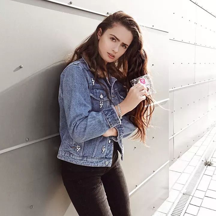 不用说,人鱼线马甲线都在线,全身肌肉线条均匀有活力爱健身,做模特,看