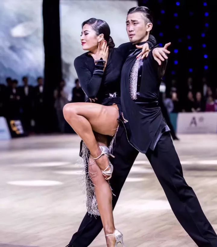 回家过年重3斤的你,对得起你的舞蹈老师唐艺铭/黄馨仪吗?