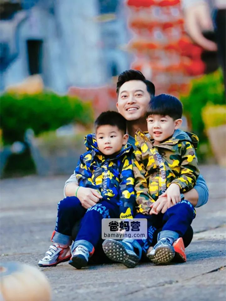 沙溢每次跟儿子看《小鱼儿与花无缺》时会说:这是花无缺啊,小鱼儿.