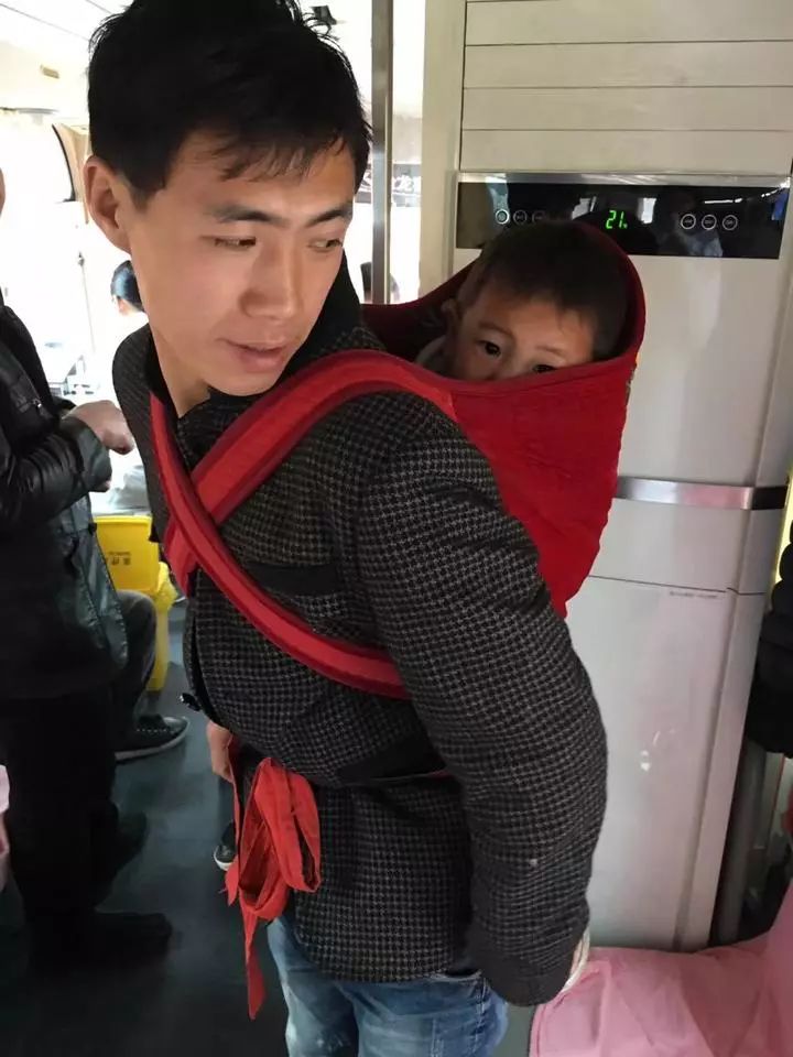 背上还裹着一个熟睡的小孩……近日,在温州永嘉,奶爸背娃前来献血的这