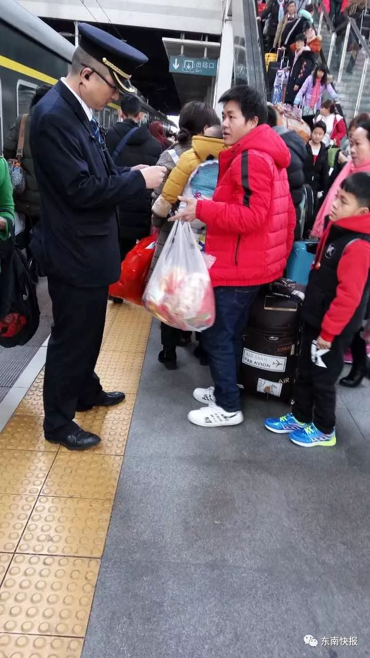 杨道群杨道群今年40岁,17岁入行,有着23年工龄,他担任福州至贵阳k478