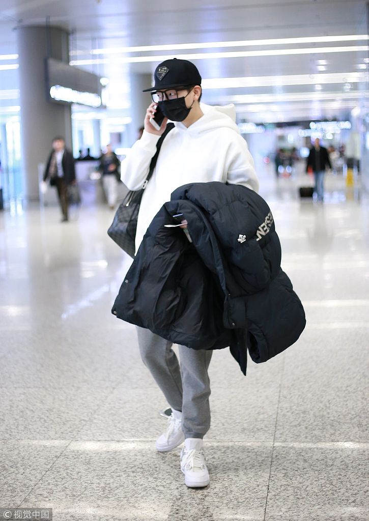 胡夏口罩帽子全副武装低调现身机场 电话打不停见镜头露迷人笑眼