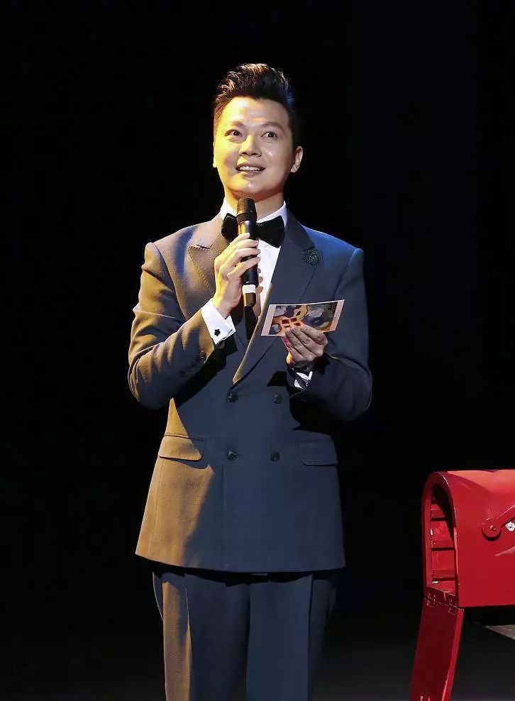 任鲁豫中央电视台综艺频道《星光大道》,《幸福账单》等栏目主持人.