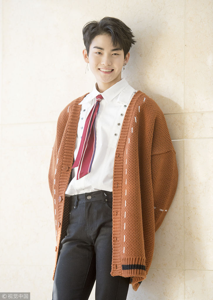 男团the boyz众"小鲜肉"凹造型玩转光与影 露暖男笑容实力撩妹_新浪