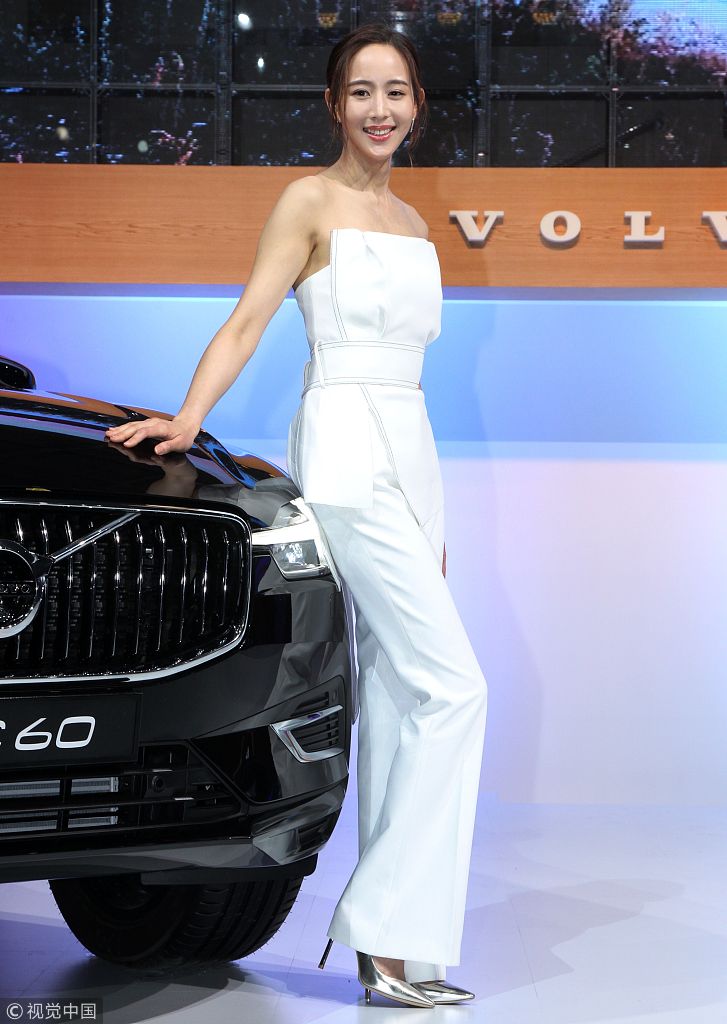 张钧甯身材高挑气质优雅化身热辣车模 抹胸连身裤露性感锁骨