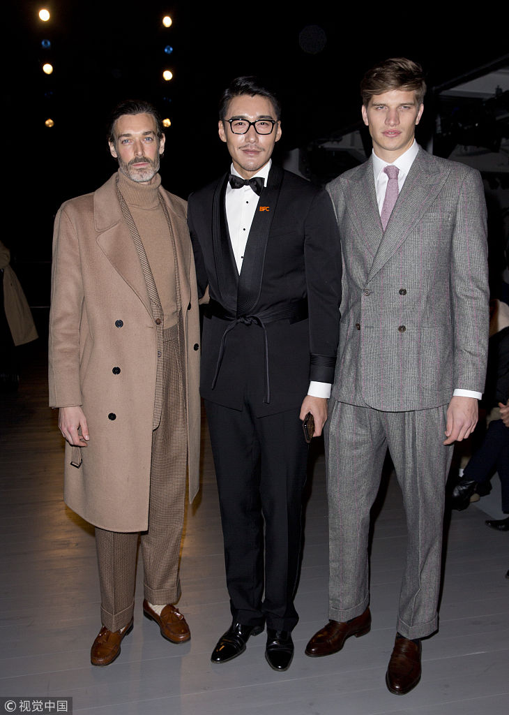 胡兵着黑西装戴眼镜文质彬彬 获女友人合影魅力值max