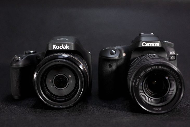 通过和佳能eos 80d对比不难发现,柯达az901的空间体积直逼中端单反,但