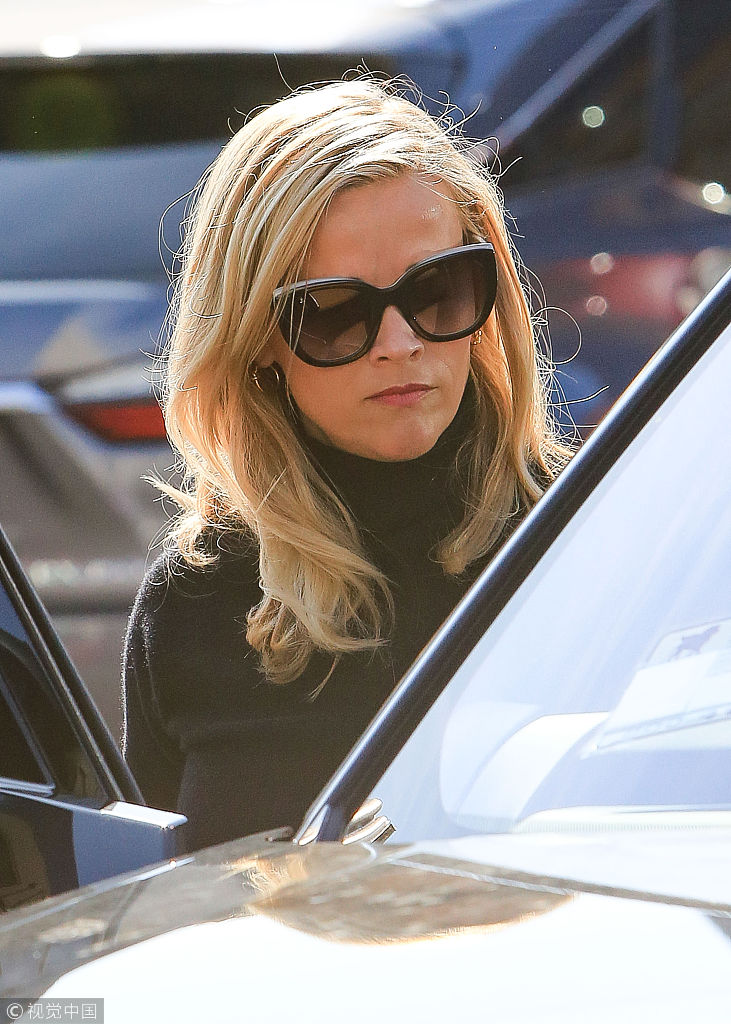 瑞希·威瑟斯彭短裙配皮靴演绎"甜酷风"  手拿水杯参加商业会议气场足