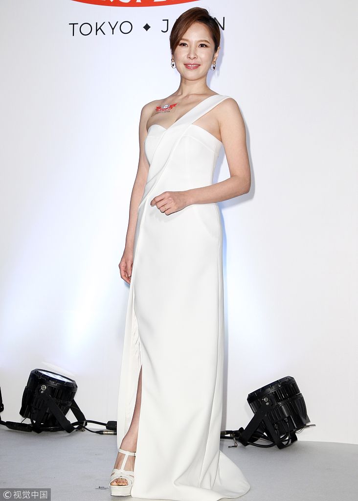 性感女神天心白裙开高衩秀美腿 出席代言优雅登台气质动人