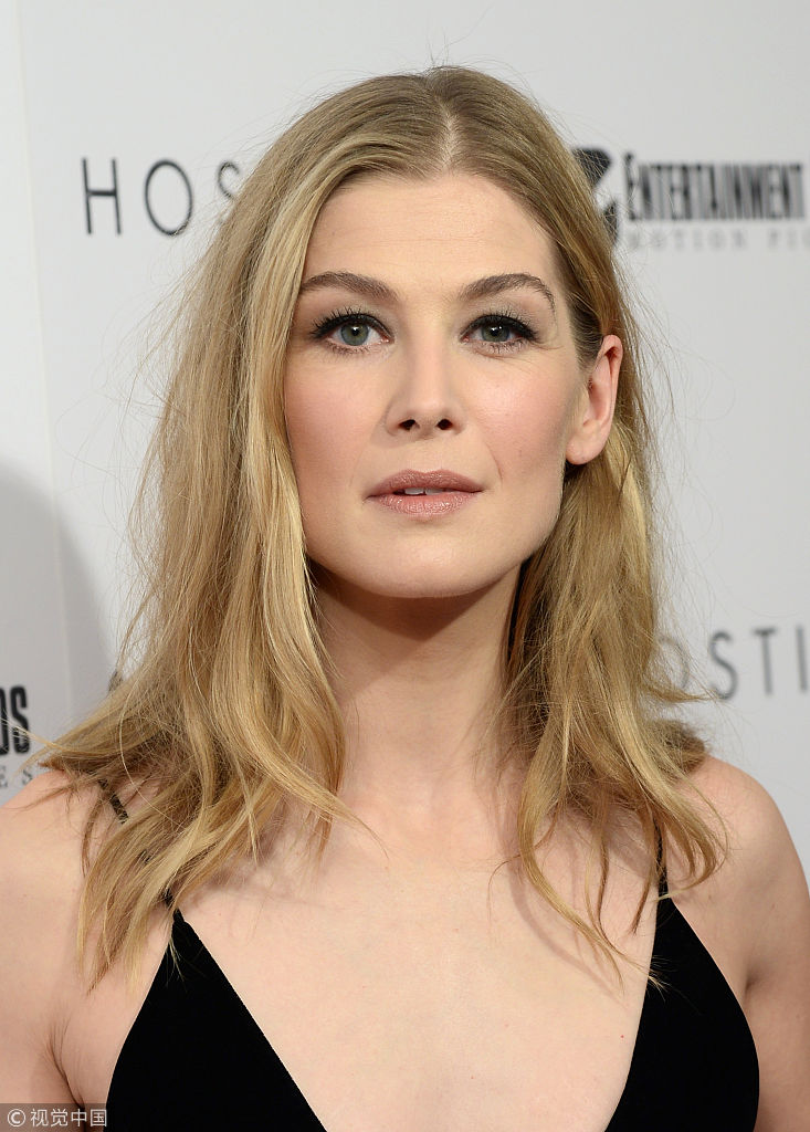 邦女郎裴淳华吊带裙大秀胸前风光与斯考特库伯相拥对视露甜笑