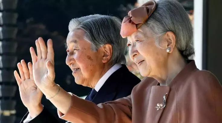 83岁日本天皇将提前退位,200年来首位生前退位天皇_新浪新闻