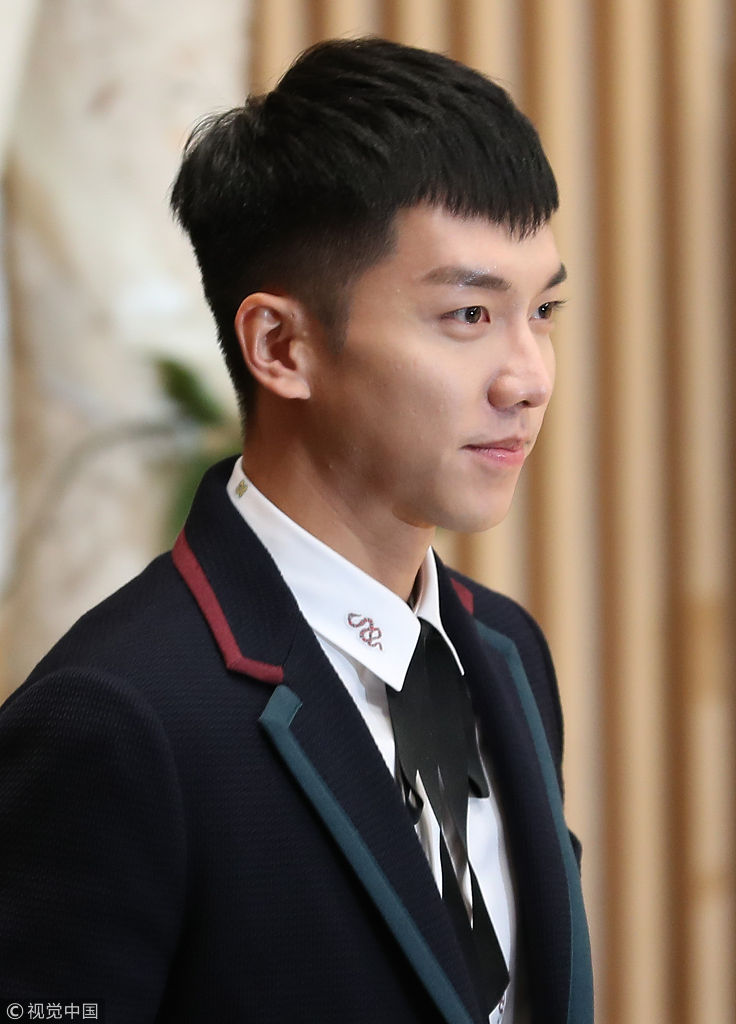 李胜基西装笔挺比心卖萌实力圈粉 与众成员玩大鹏展翅搞怪不断