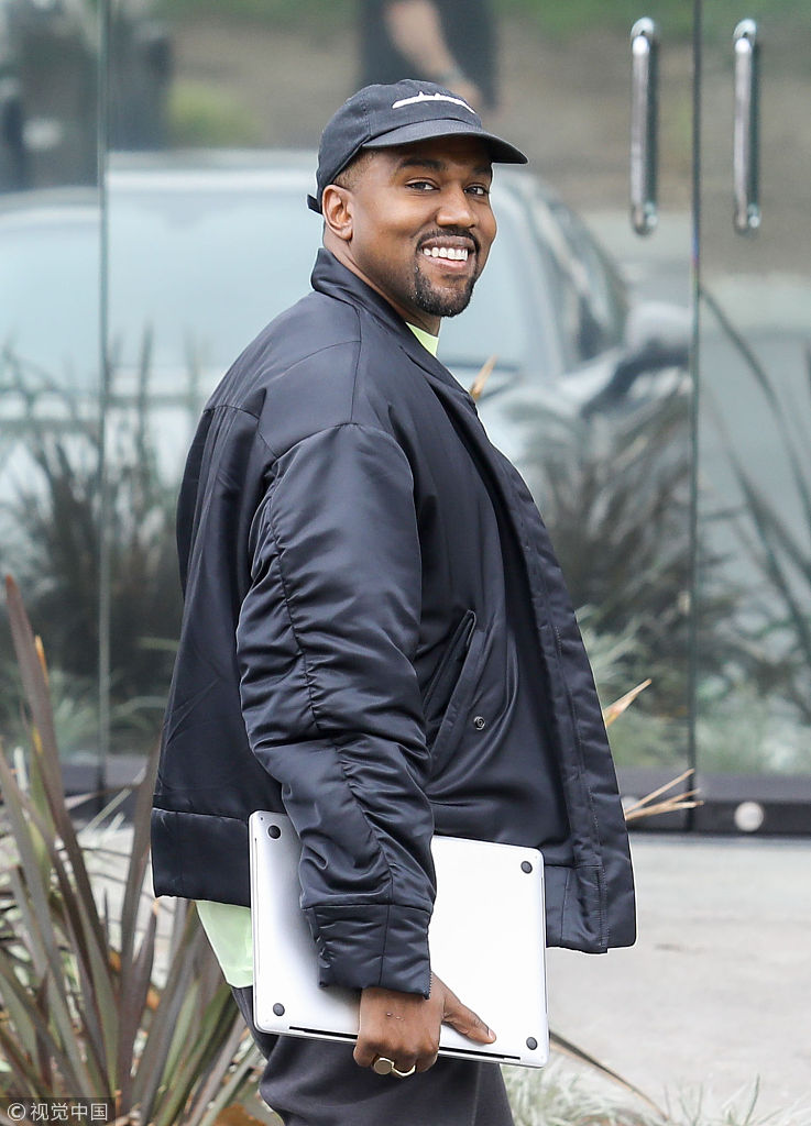 "侃爷"为爱女起名"芝加哥"后现身 笑意满满愉悦心情遮也遮不住