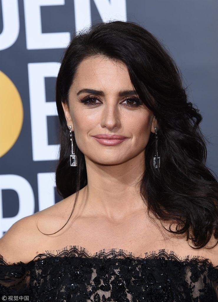 戛纳影后"小潘潘"佩内洛普蕾丝裙秀香肩 回眸放电谋杀菲林一片_新浪