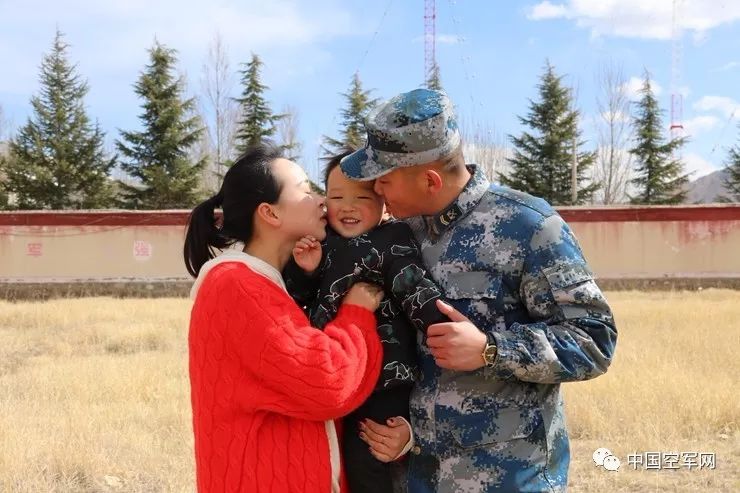 军嫂们的团圆辗转千余公里向你狂奔去