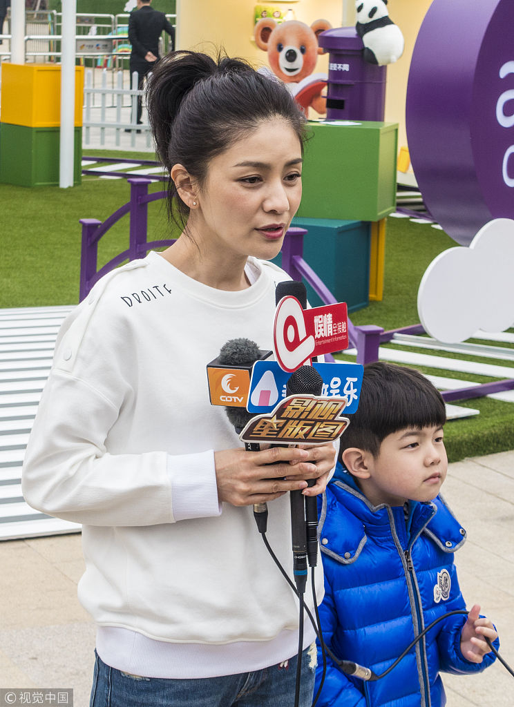 胡可获众多粉丝簇拥引狂拍 儿子安吉藏脸与镜头玩躲猫猫