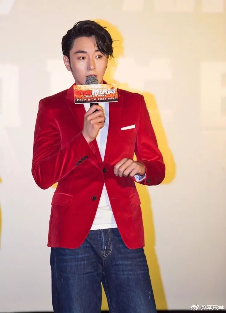 现在呢,李东学已经35岁了,蓄起小胡子,也是朝着成熟大叔风发展啊