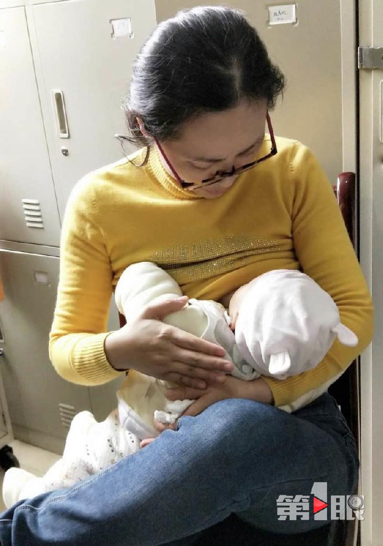 女医生为患者宝宝哺乳丨渝蓉高速重庆段首个服务区投用