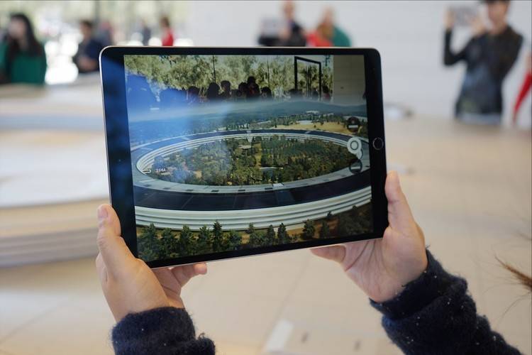 apple park 字样和飞船圆形的贴纸),里面装有 ar(增强现实)应用,扫描