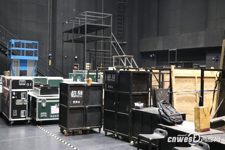 英国国宝级舞台剧战马引热潮记者带您探访后台