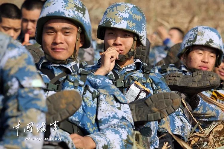 海军陆战队新兵走出训练场就能上战场