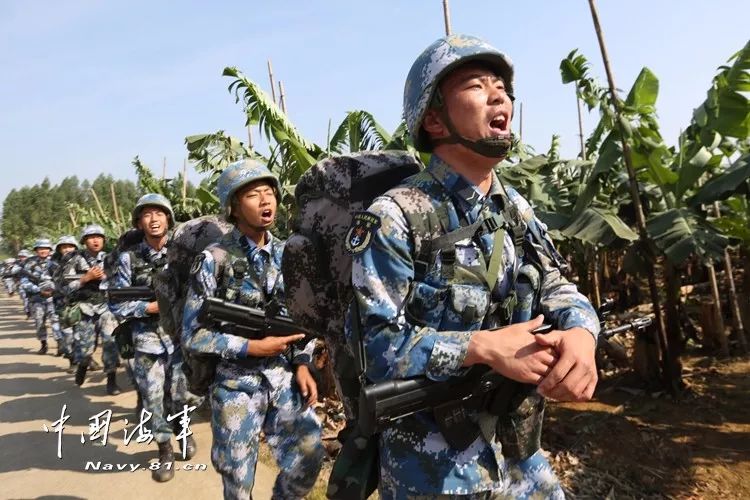 海军陆战队新兵走出训练场就能上战场