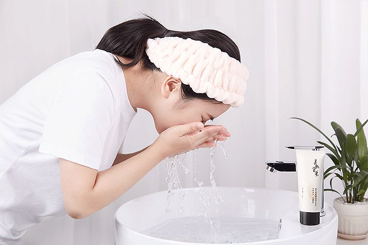 "洗洗脸就等于敷了3分钟补水面膜,上妆特别服帖!