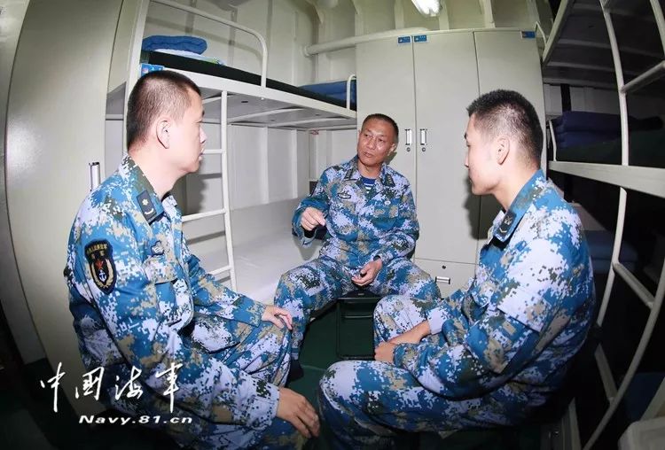 编队指挥员王仲才看望慰问突患疾病的黄冈舰战士南科甲▲编队政治