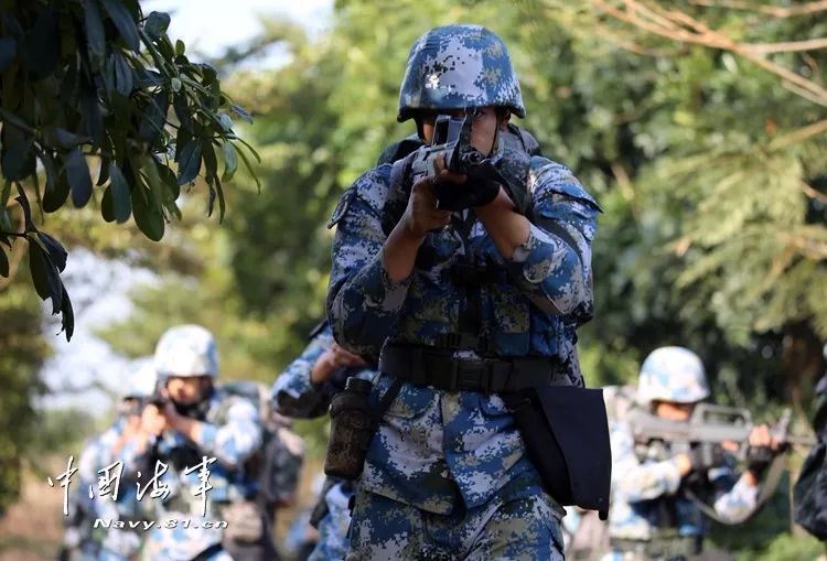 海军陆战队新兵走出训练场就能上战场