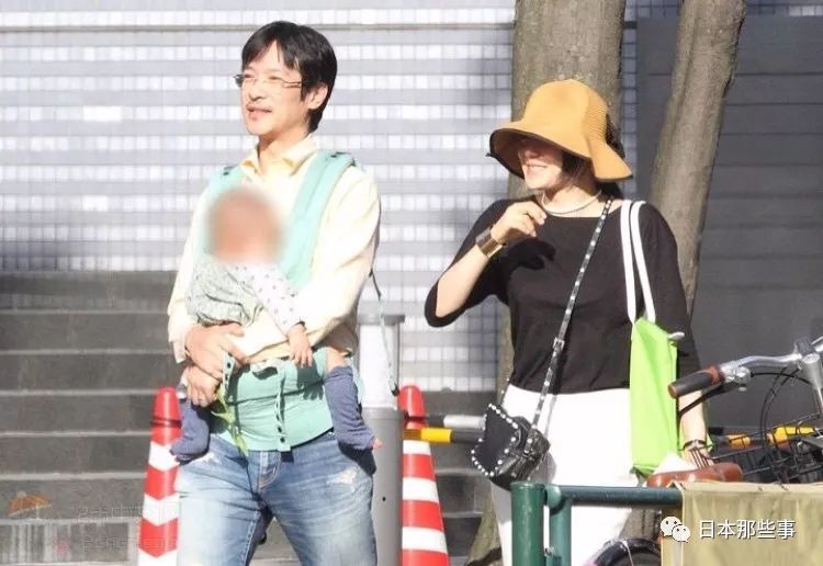 结婚后鲜少有作品的水岛宏,将生活的中心放在了家庭上,尤其是15年女儿