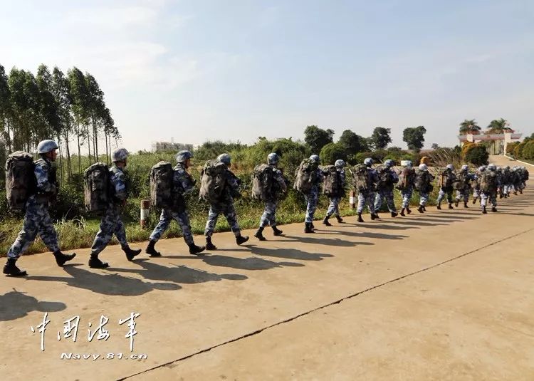 海军陆战队新兵走出训练场就能上战场