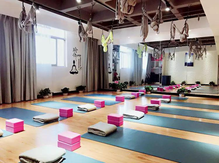 小黑裙瑜伽来到六朝古都南京首家瑜伽馆就在金山大厦