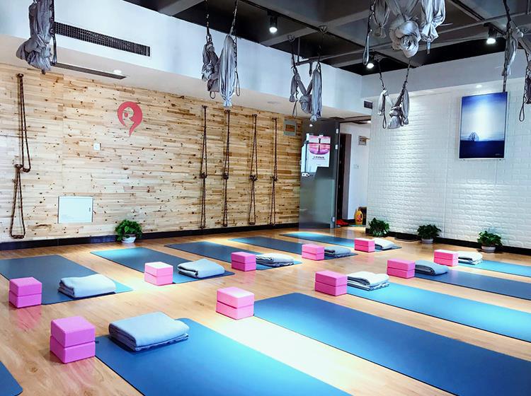 小黑裙瑜伽来到六朝古都南京首家瑜伽馆就在金山大厦