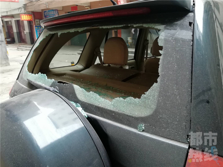 西安一车主车停在停车位上遭两名男子半夜砸车