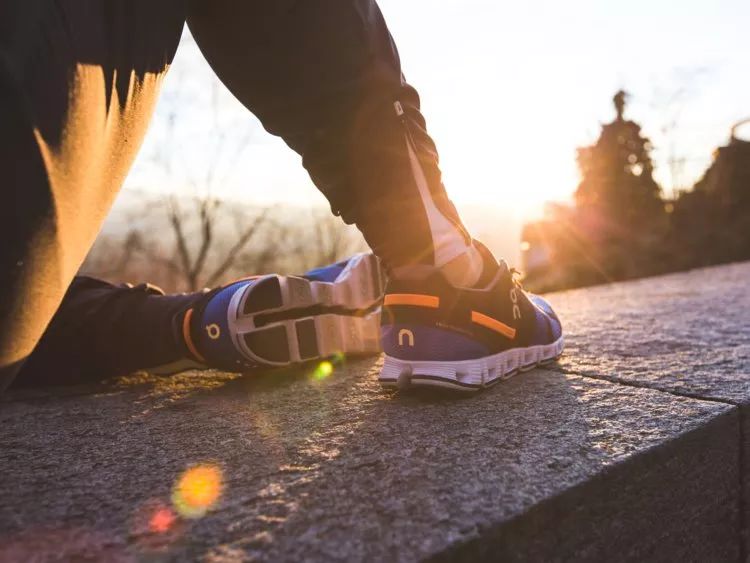 为什么所有跑步的人指甲都会变黑?