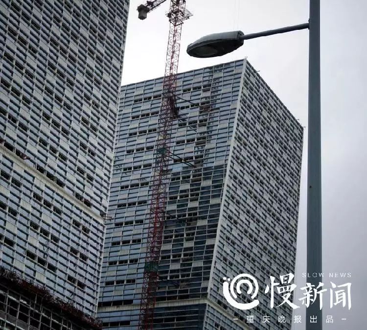 重庆惊现比萨斜塔百米大楼斜而不倒路过的人看了想小跑