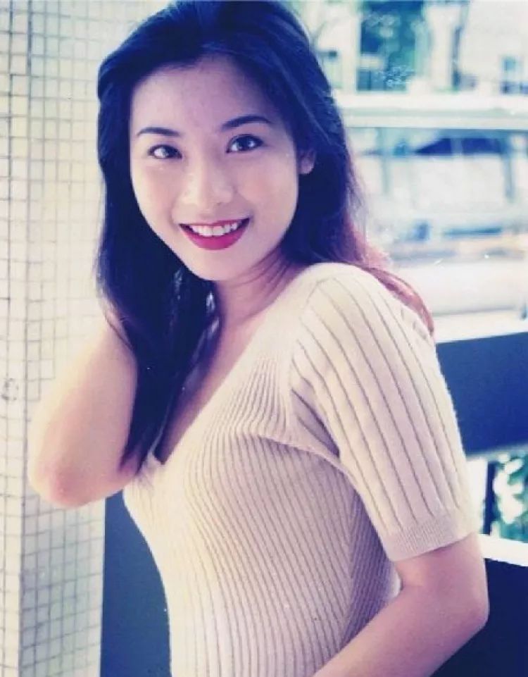 年轻时候的她可美了,气质特别好的那种~演员名叫简佩筠,香港演员,毕业