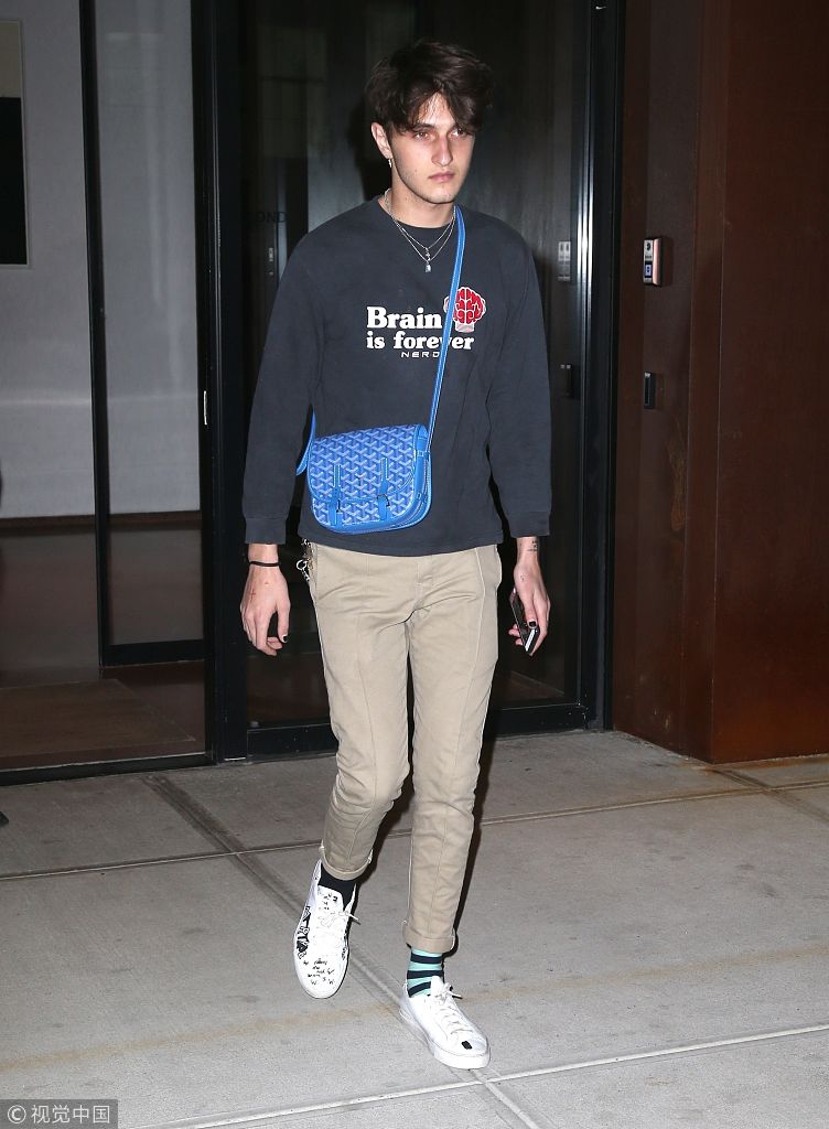 安瓦尔·哈迪德(anwar hadid)造型时髦.