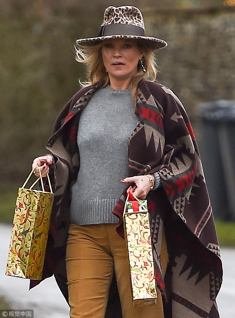 老牌超模凯特摩丝披"地毯"素颜不修边幅 圣诞节给邻居送礼搞好关系