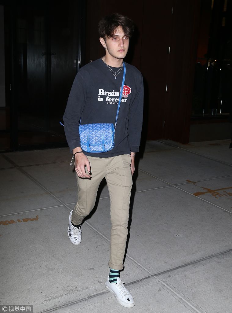 安瓦尔·哈迪德(anwar hadid)现身街头.
