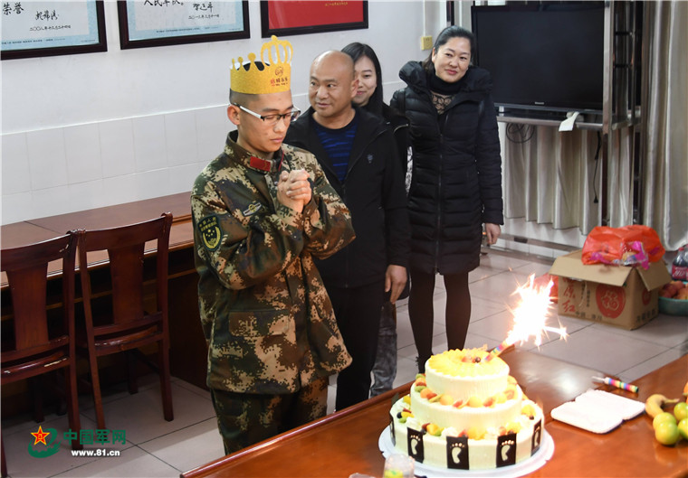 李康家人悄悄来到部队看望.