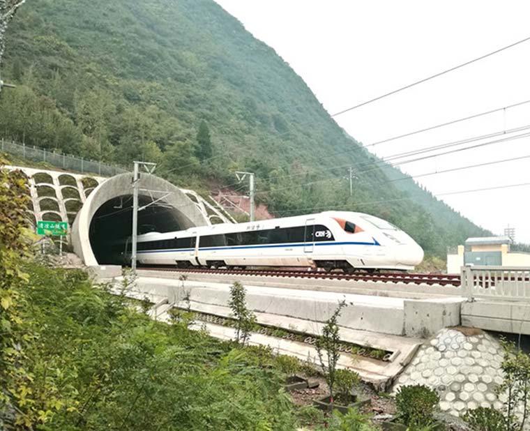 2017年12月6日,我国首条穿越秦岭的高铁开通运营,成都与西安,两座历史