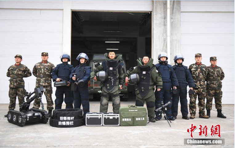 与死神竞速90后拆弹专家坚守排爆一线