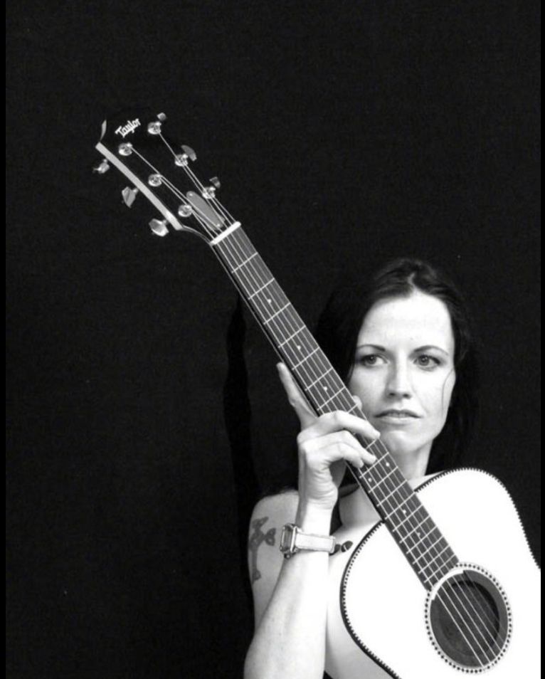 天使逐梦去年仅46岁小红莓乐队主唱桃乐丝今晨离世